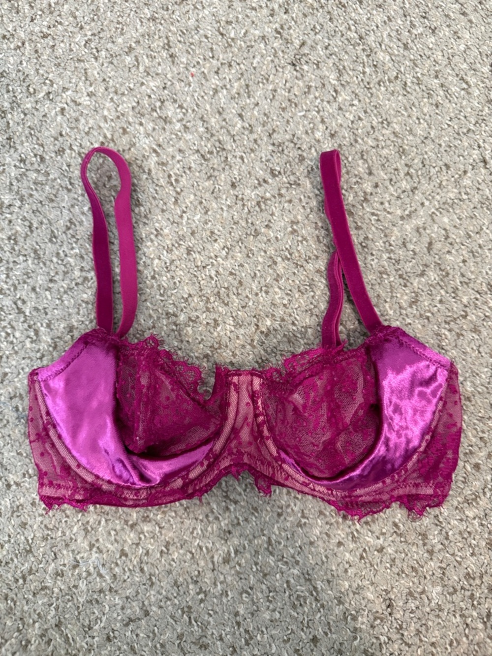 Women’s Victorias Secret Magenta Lace & Velvet Underwire Lingerie Bra